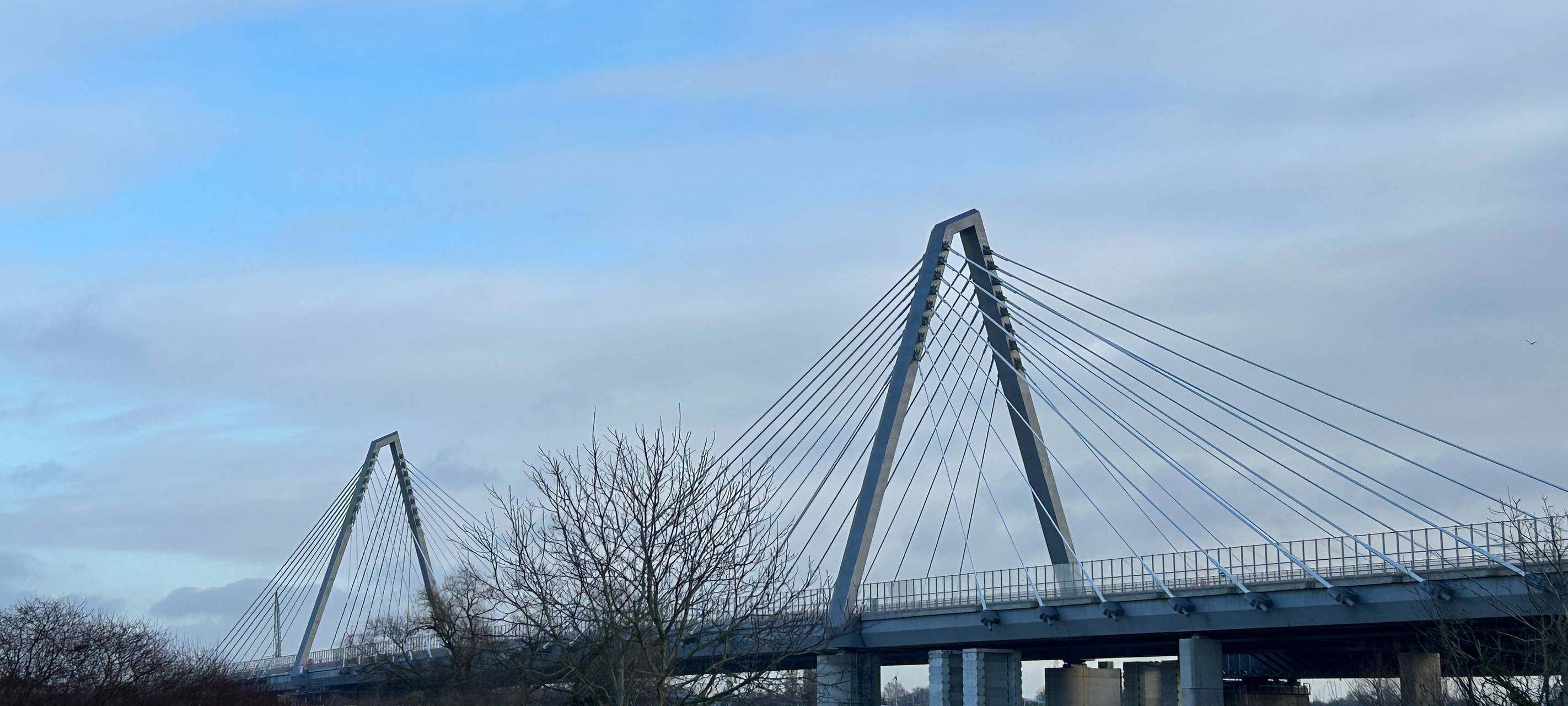 Leverkusener Brücke und Hubschrauber