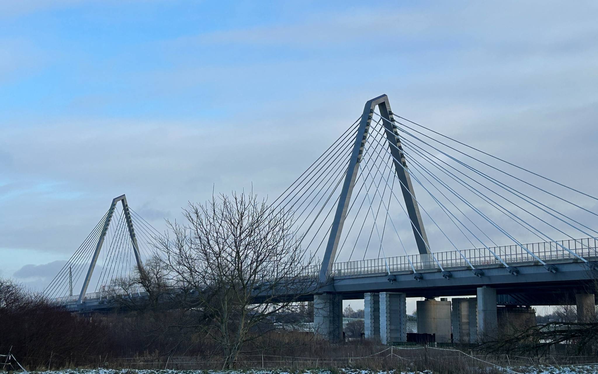 Leverkusener Brücke und Hubschrauber