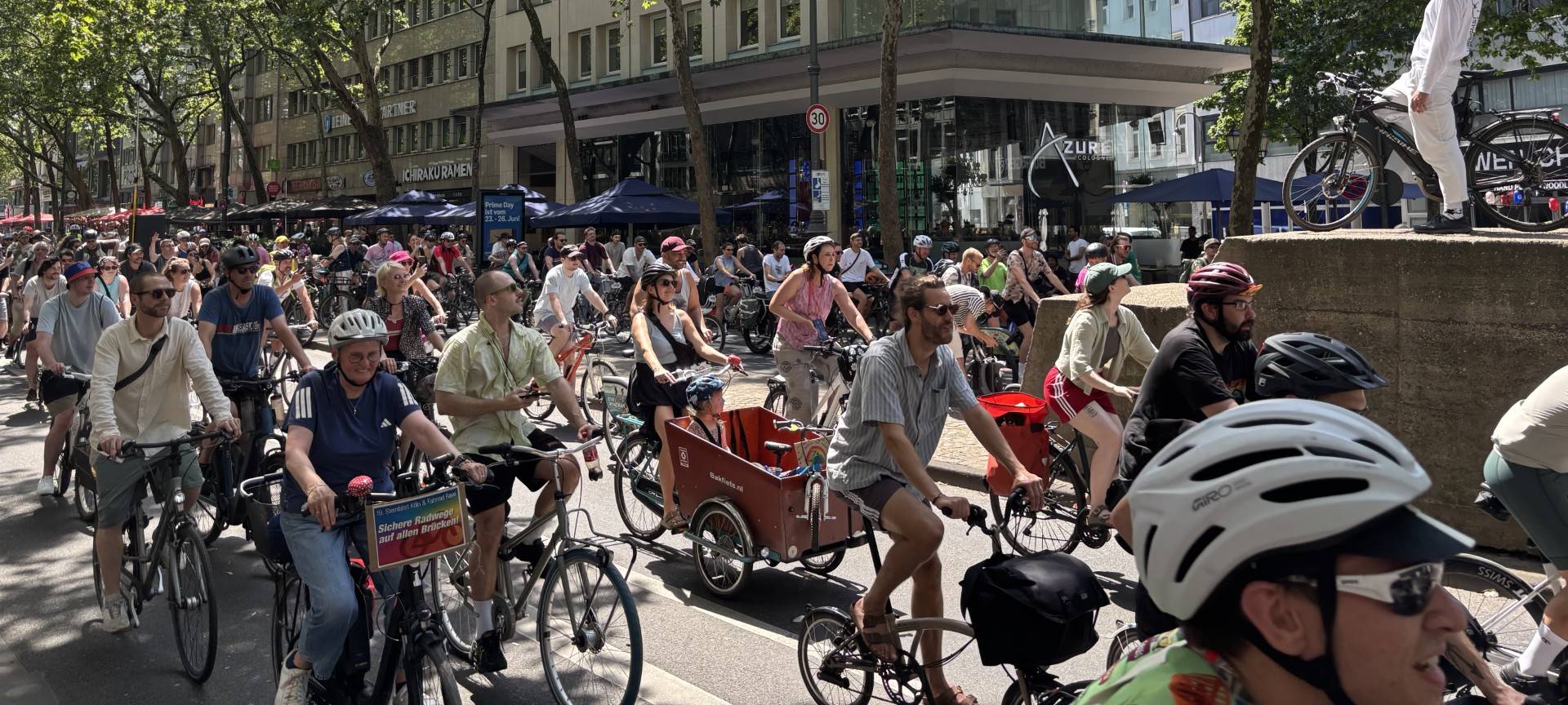 Fahrrad-Rave durch die Kölner Innenstadt