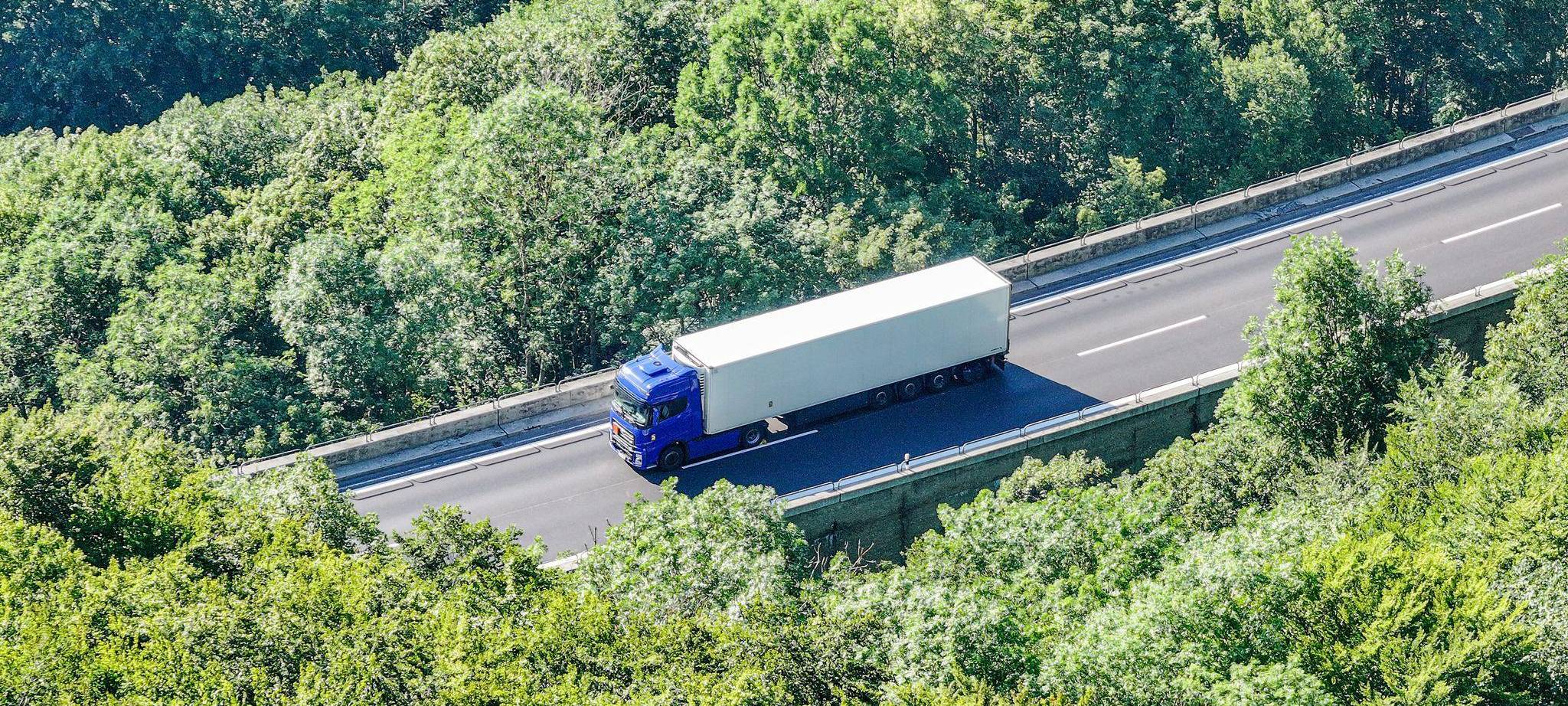 Gefahrgut legt A8 lahm – Evakuierungen und Waldbrandgefahr